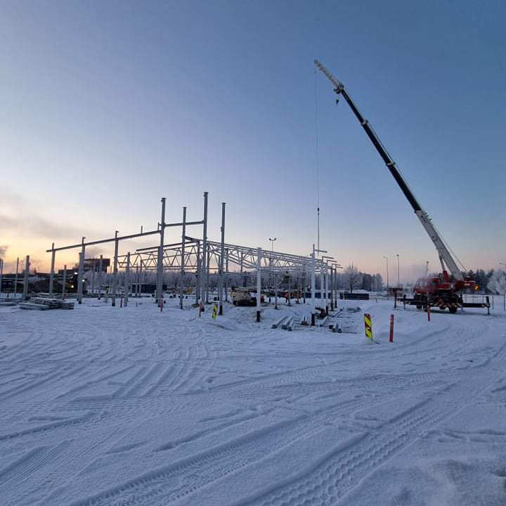 Uuden paloaseman teräsrunko SSAB:n Raahen tehdasalueella 2022.